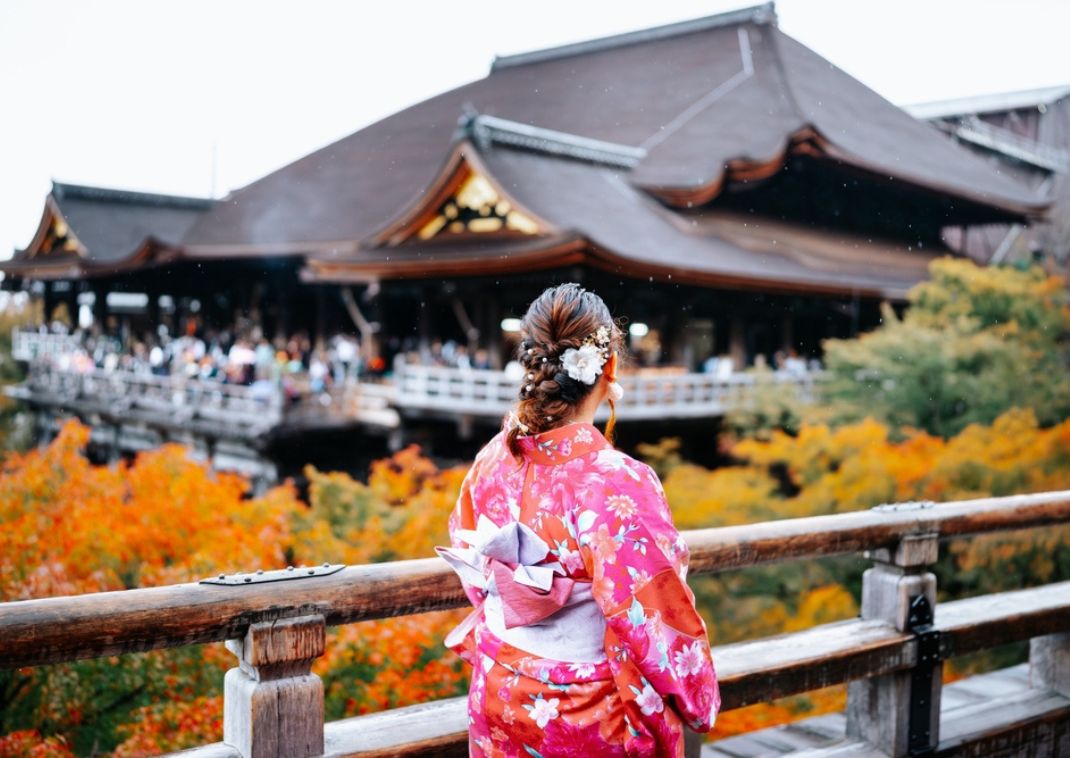 Japansk pige i traditionel kimono om efteråret, Japan