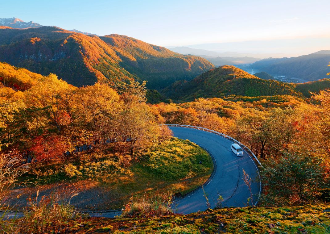 Luftfoto af bil på Irohazaka, bjergmotorvejen, der forbinder Chuzenji-søen med Nikko, Tochigi, Japan