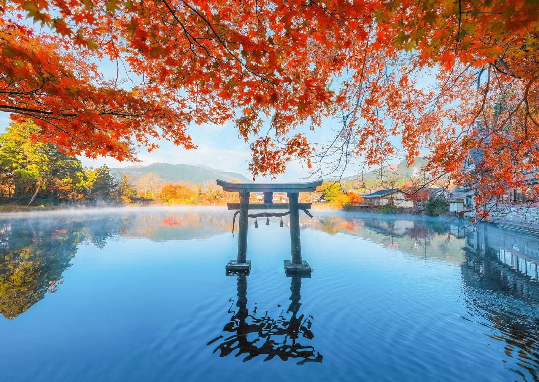 Tenso-jinja helligdom ved Lake Kinrin ved foden af Mount Yufu