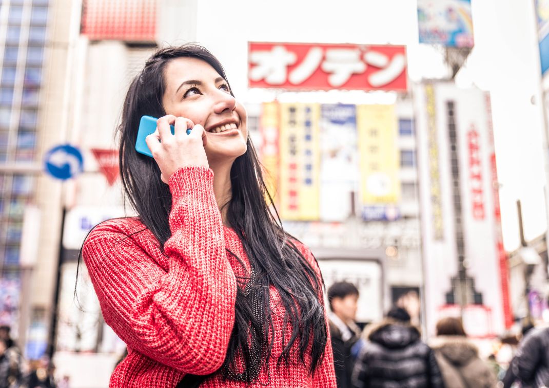 Kvinde taler i telefon i Tokyo, Japan