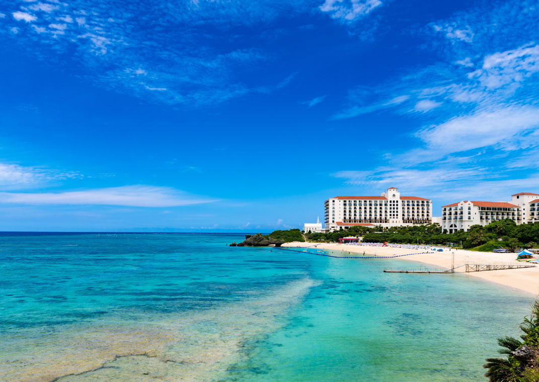 Luftfotografi af et Okinawa resorthotel omgivet af havet