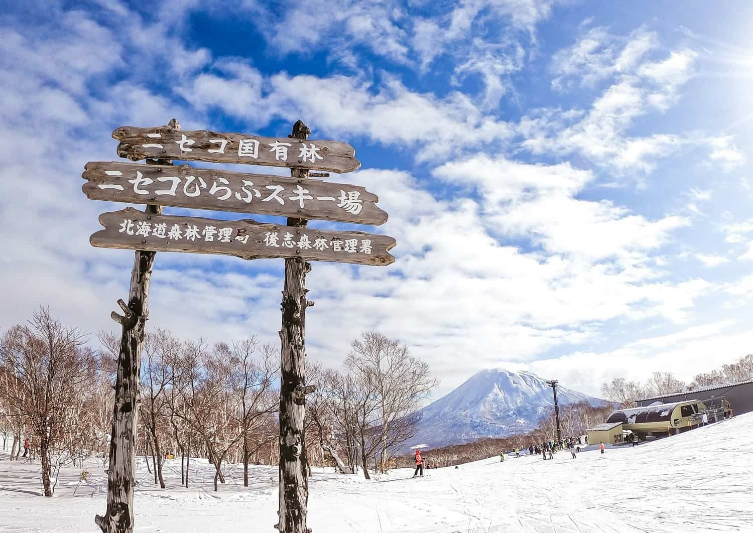 Niseko på en solskinsdag, Hokkaido, Japan