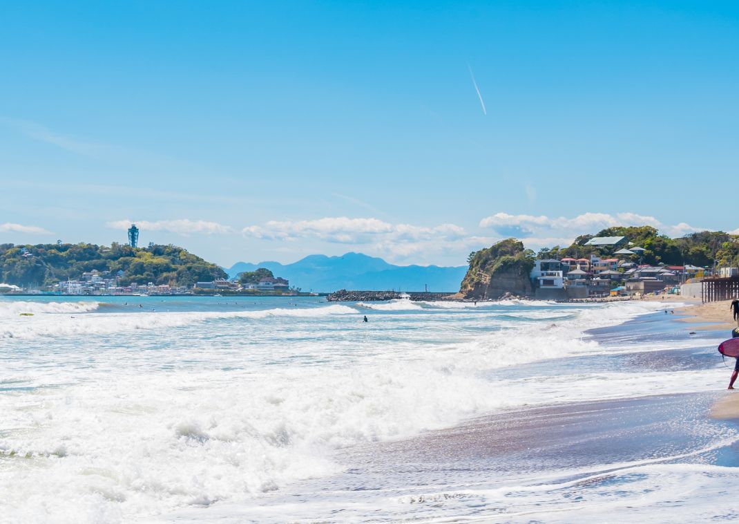 Surfing på Enoshima stranden, Kanagawa, Japan.