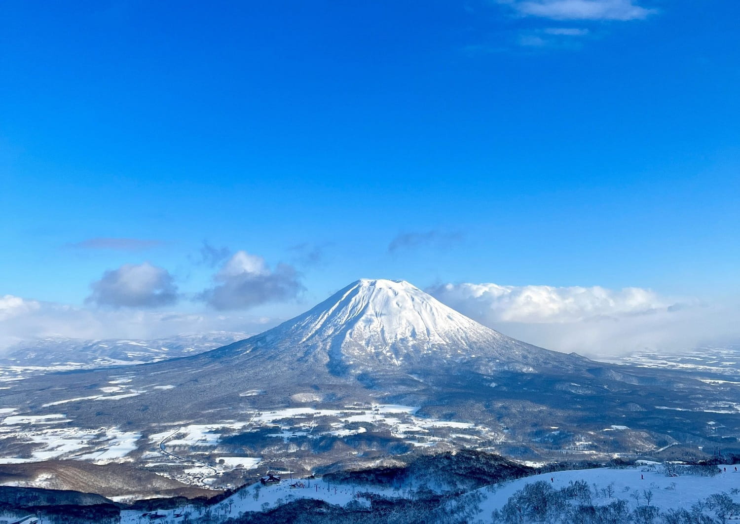 Mt Yotei set fra Niseko på en solskinsdag, Hokkaido, Japan