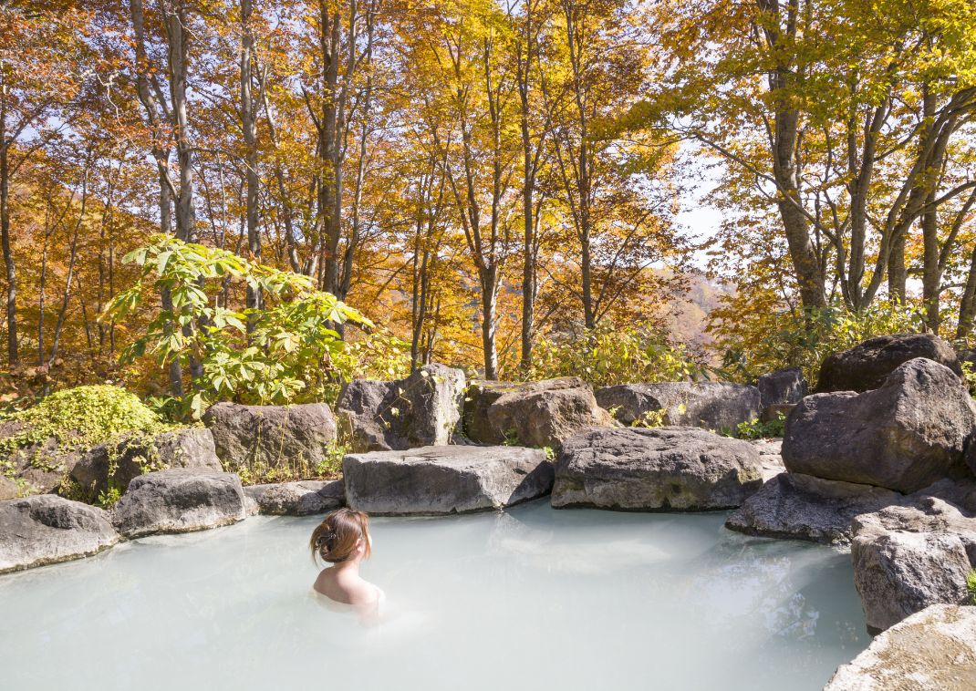 Udendørs onsen bad, om efteråret i Japan