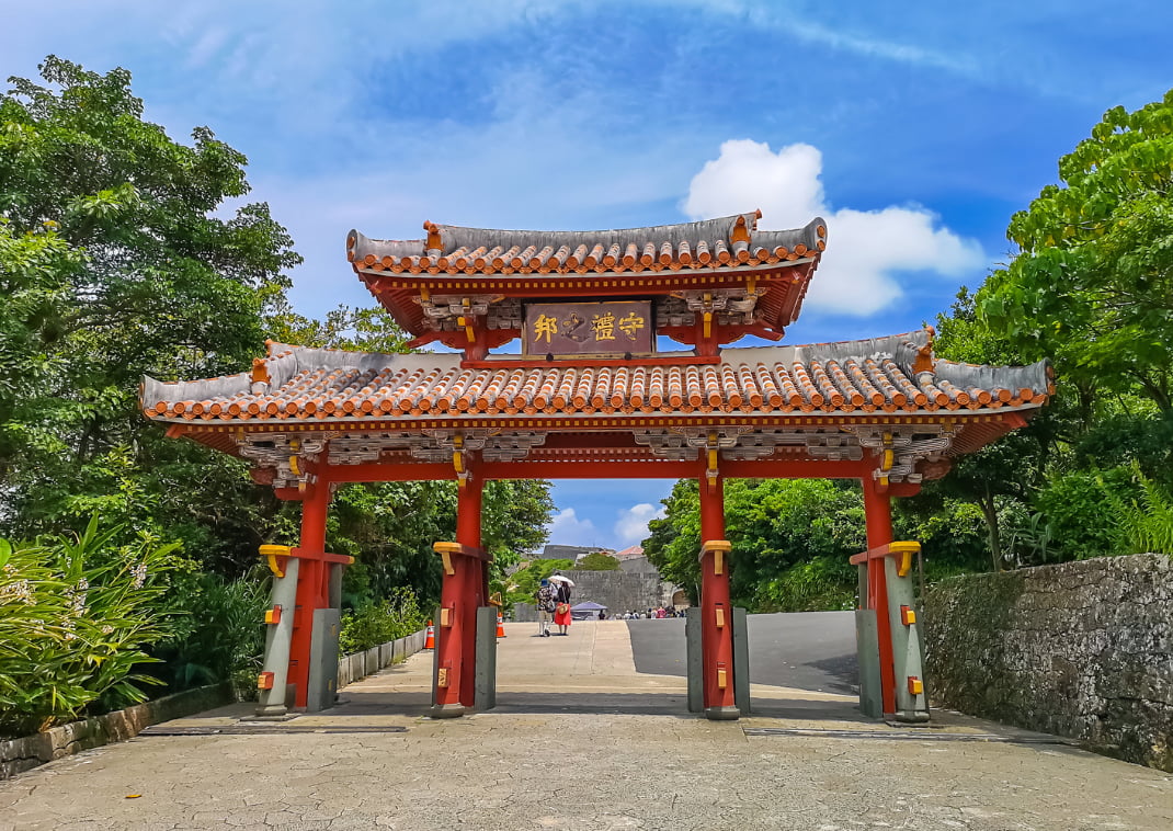 Luftfotografi af et Okinawa resorthotel omgivet af havet