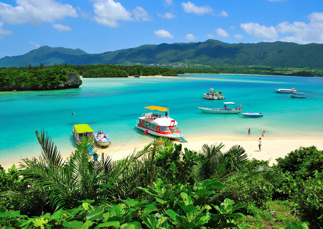 Kabira-bugten, Okinawa om sommeren, luffoto af smukke landskaber, turistbåde