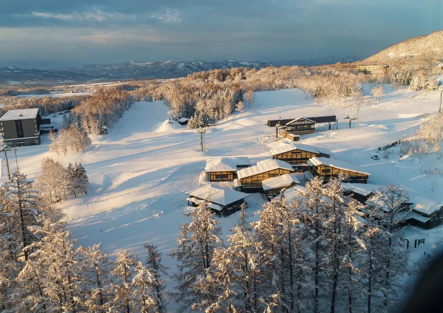 Udsigt over hoteller på bjerget i Niseko, Hokkaido, Japan