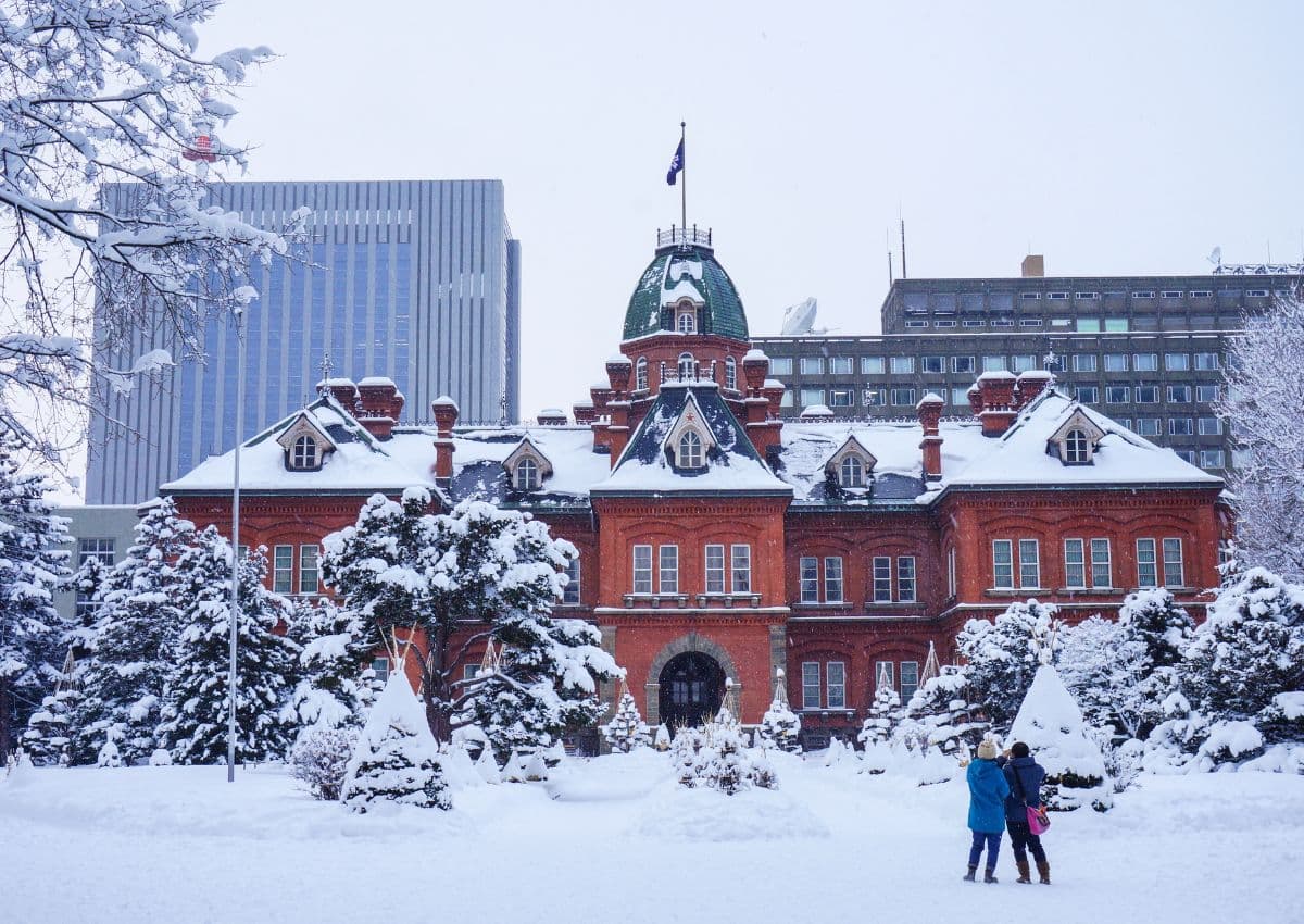 Det tidigare regeringskansliet i Hokkaido – en historisk byggnad i Sapporo, vackert inbäddad i vintersnö