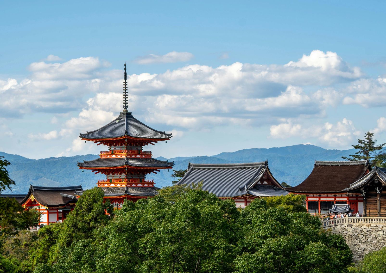  Pagoda templen med Kyoto, Japan i bakgrunden