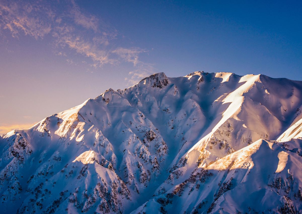 Hakubas bergskedja i vinterskrud