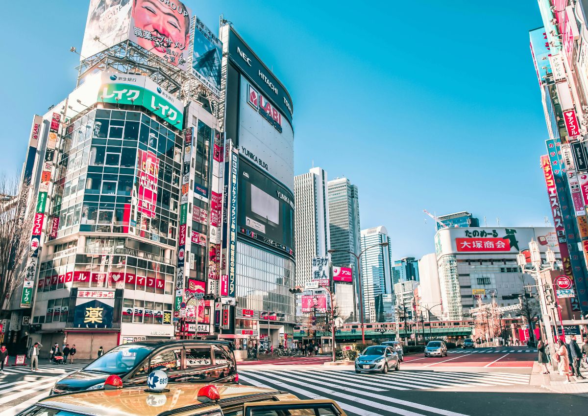  Shibuya Crossing i skymningen i Tokyo, Japan