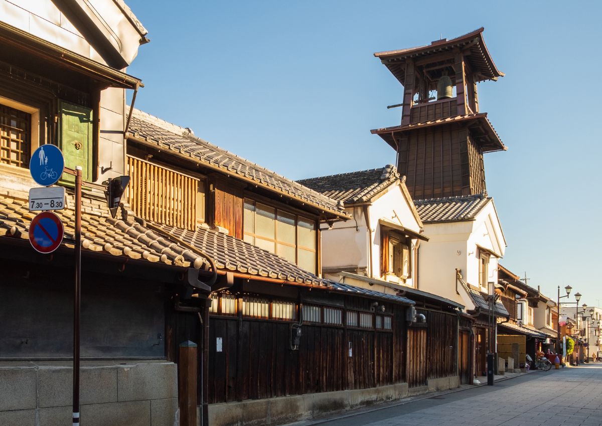 Traditionell japansk stadsmiljö i Kawagoe med det historiska klocktornet Toki no Kane, även känt som Lilla Edo.