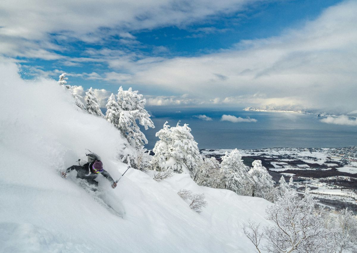 Skidåkare i det snörika landskapet på Hokkaido, Japan