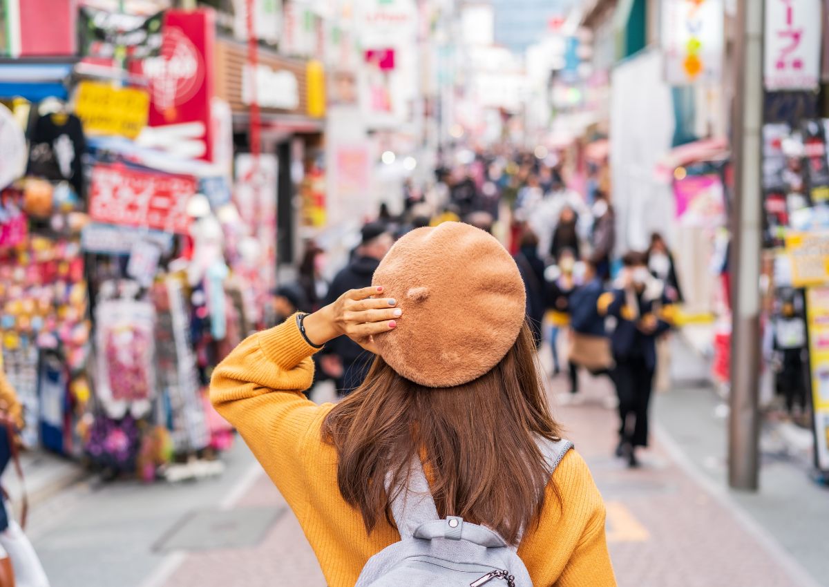 Ung kvinna i stadsdelen Harajuku, Tokyo, Japan