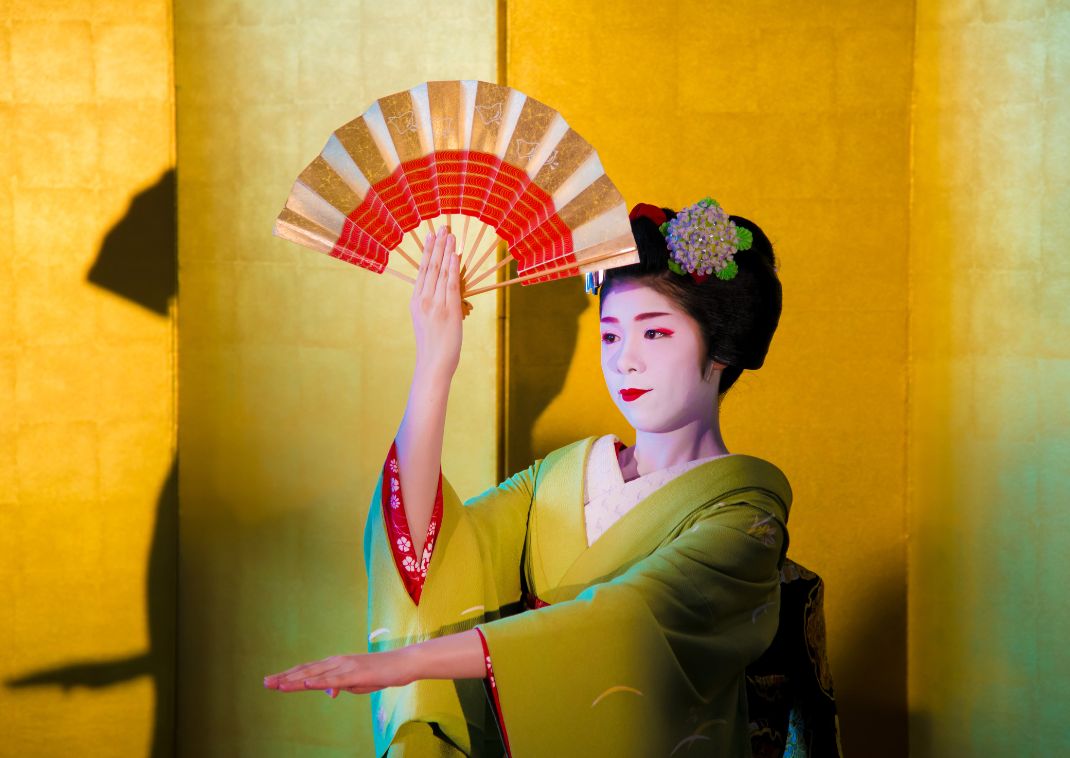 Geisha uppträder i traditionell kimono i Japan.