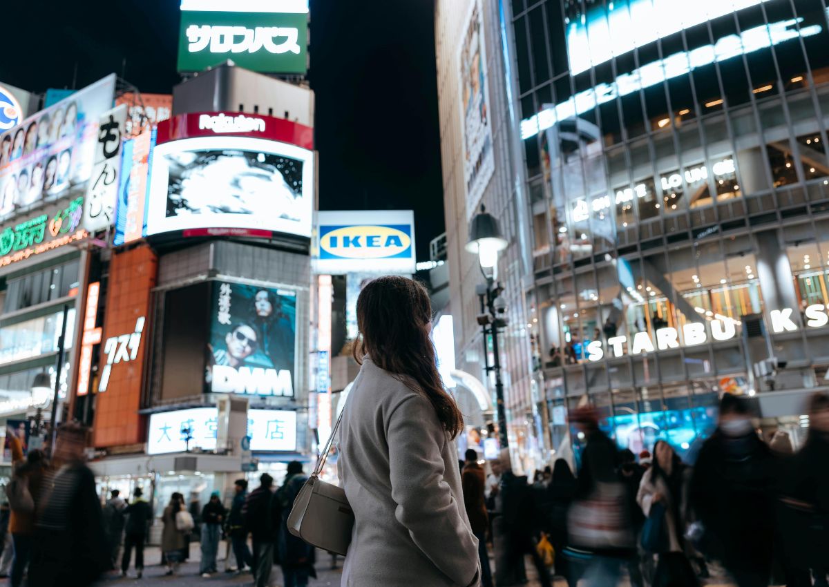 Ung kvinna vid Shibuya-korsningen i Tokyo
