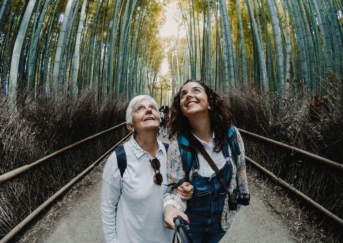 Mamma och dotter besöker bambuskogen Arashiyama i Kyoto.