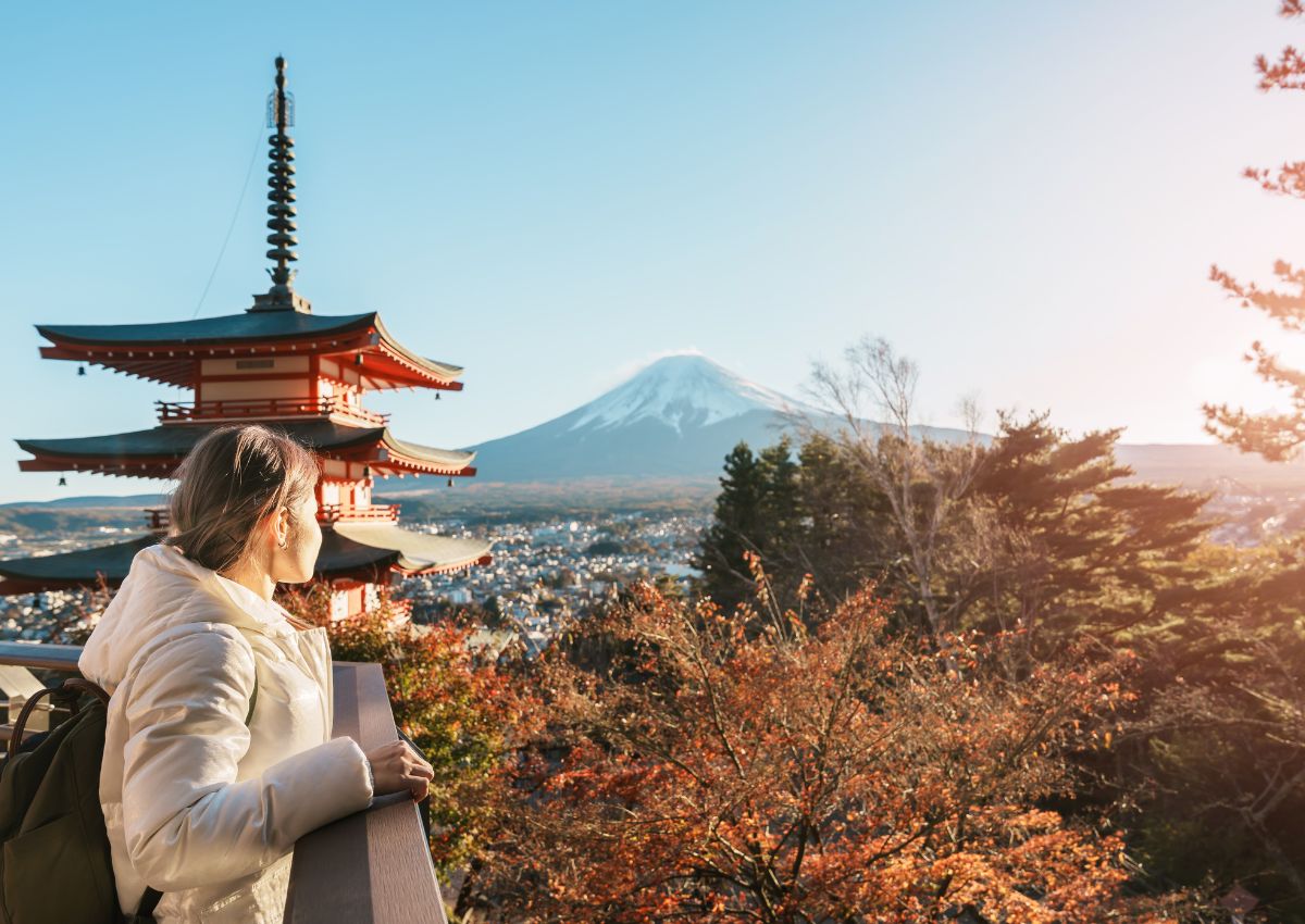 En kvinna blickar ut över berget Fuji med en pagoda bakom sig, Japan