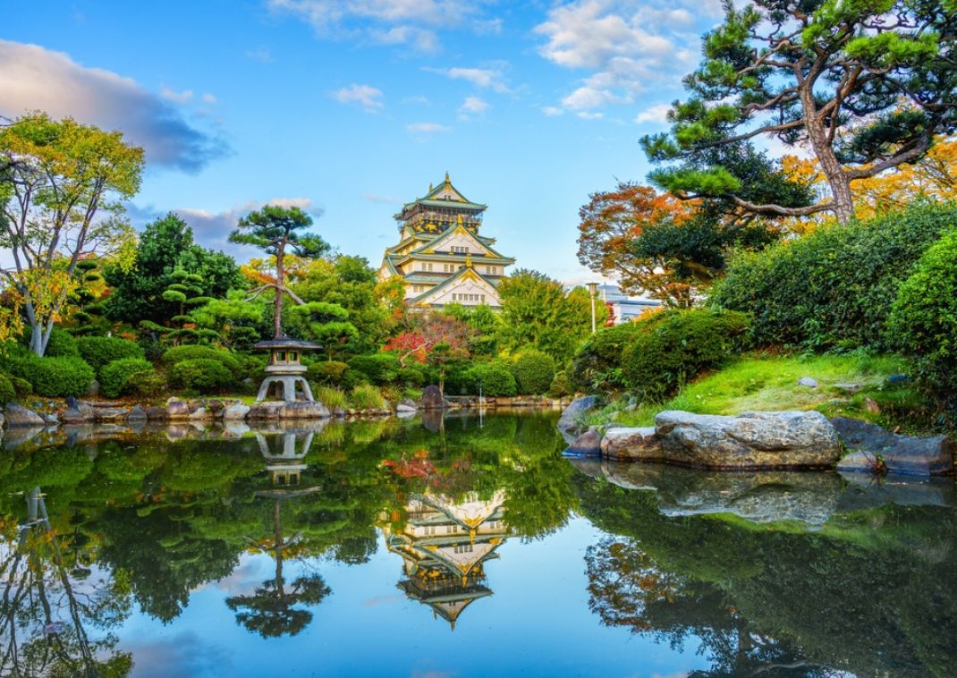 Landskapsvy över Osaka Castle i Japan.