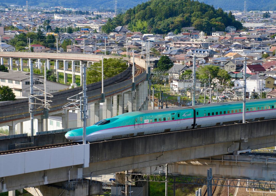 Shinkansen som passerar genom Fukushima City på Tohoku Shinkansen-linjen