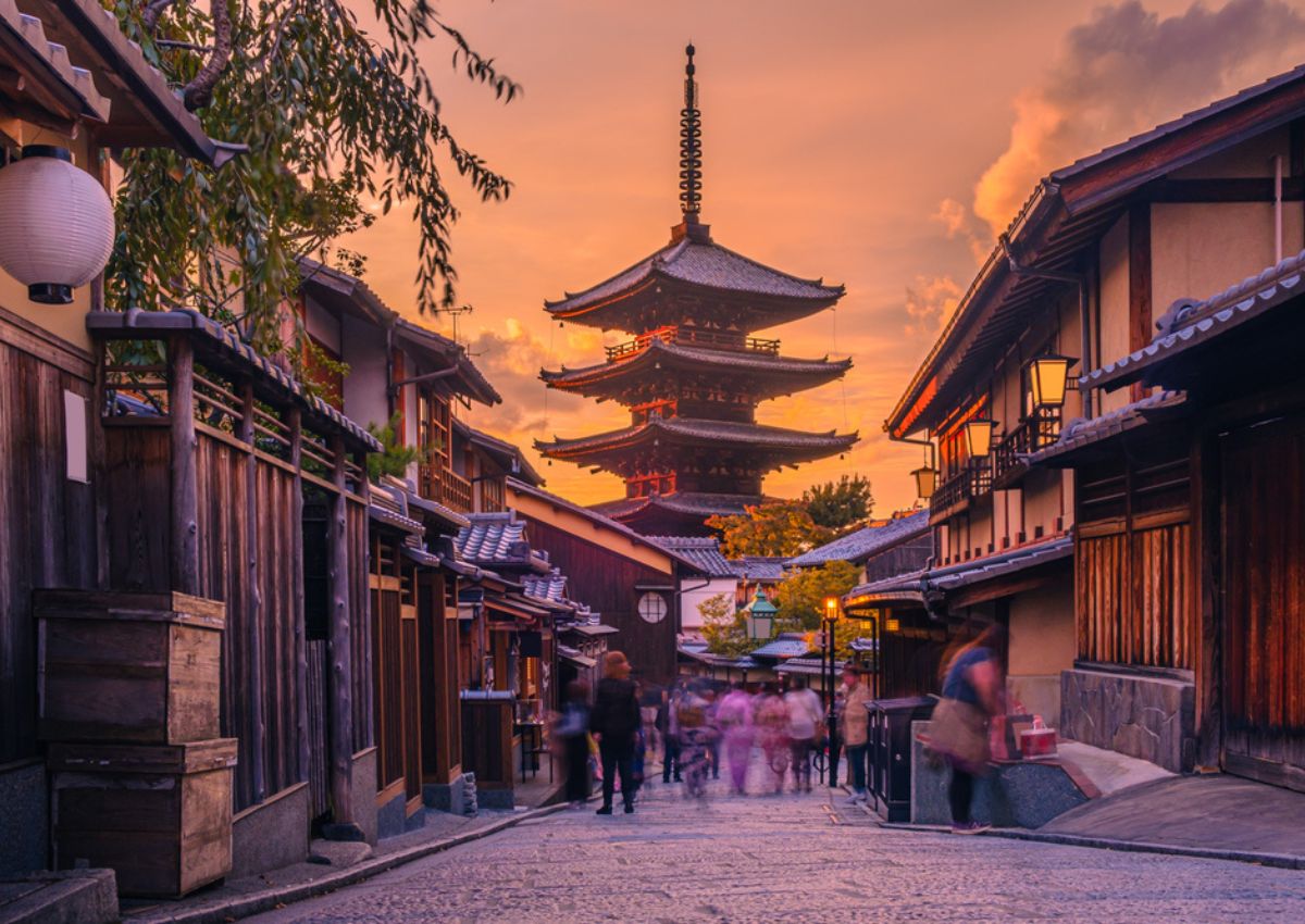 En vacker vy av en ung japansk kvinna i traditionell kimono vid Kiyomizu-dera-templet.