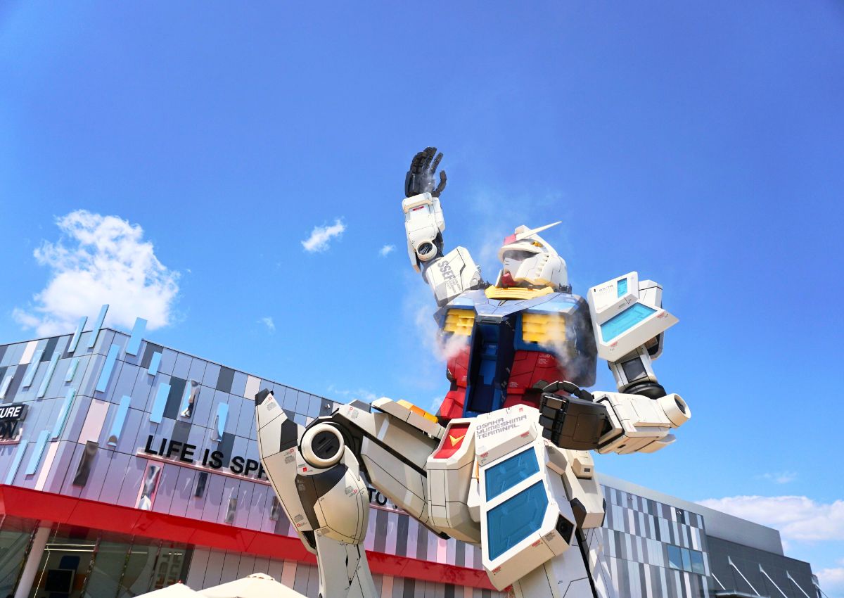 Gundam-statyn vid Gundam Next Future-paviljongen