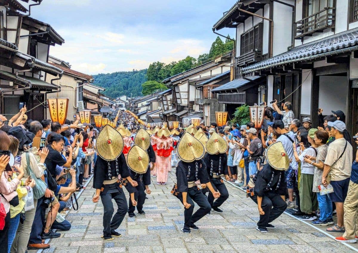 Dansare paraderar genom Yatsuo i Toyama
