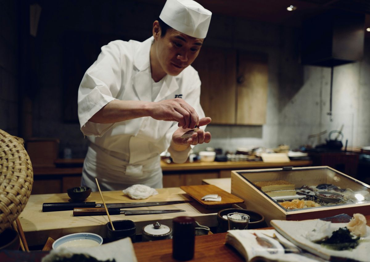 En kvinna som gör färsk sushi