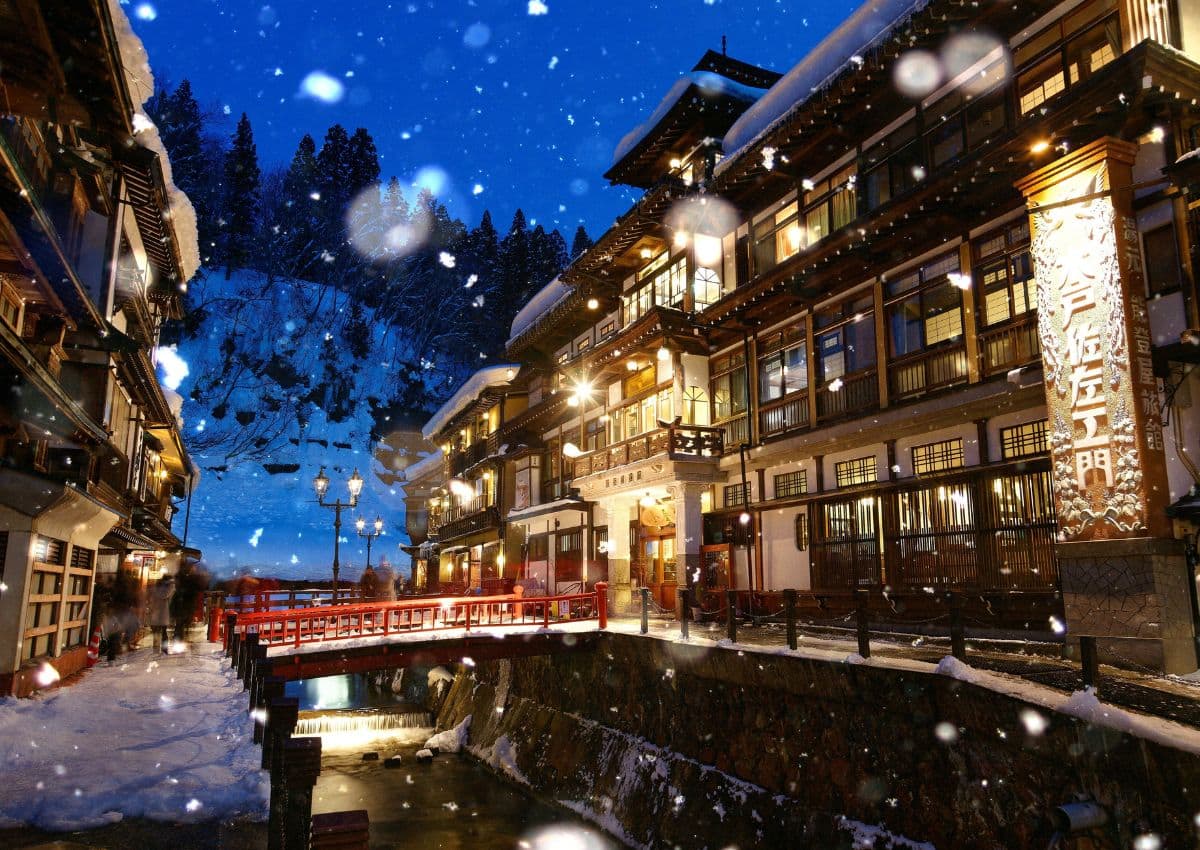 Snöig vinternatt i Ginzan Onsen