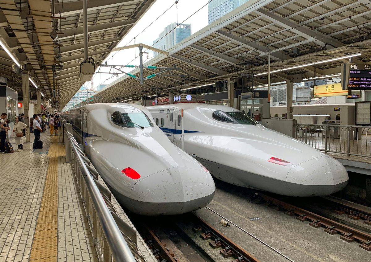 Shinkansen som passerar genom Fukushima City på Tohoku Shinkansen-linjen