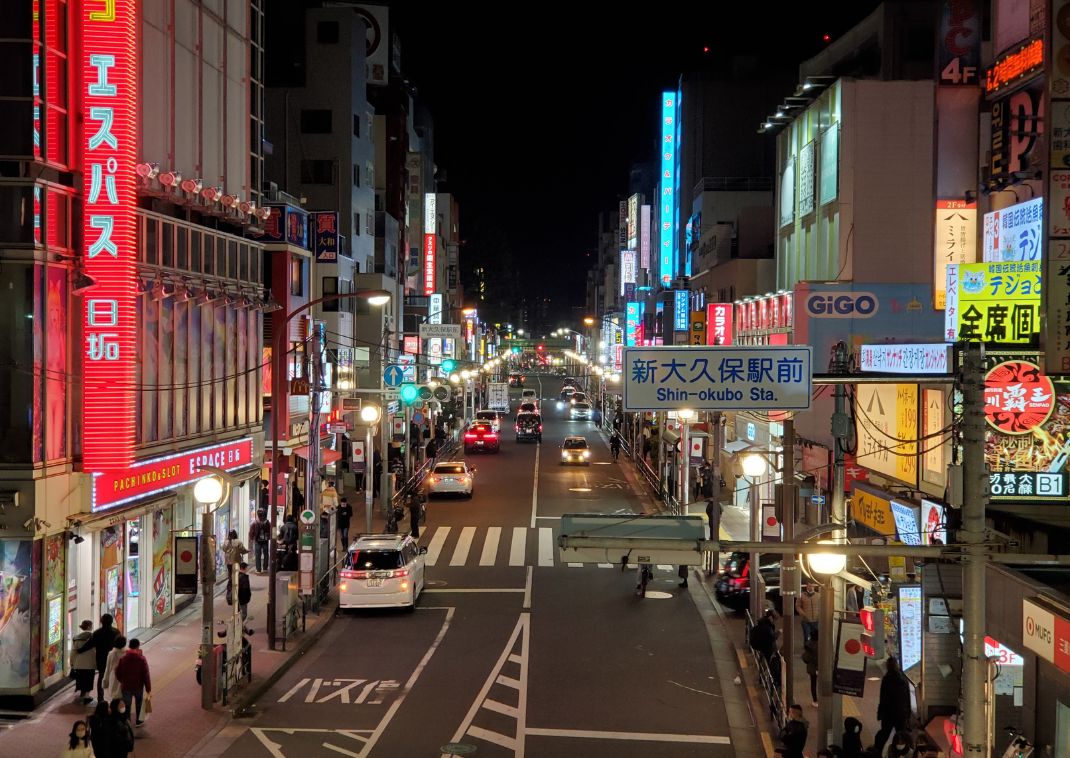 Vy från perrongen i Shin-Okubo