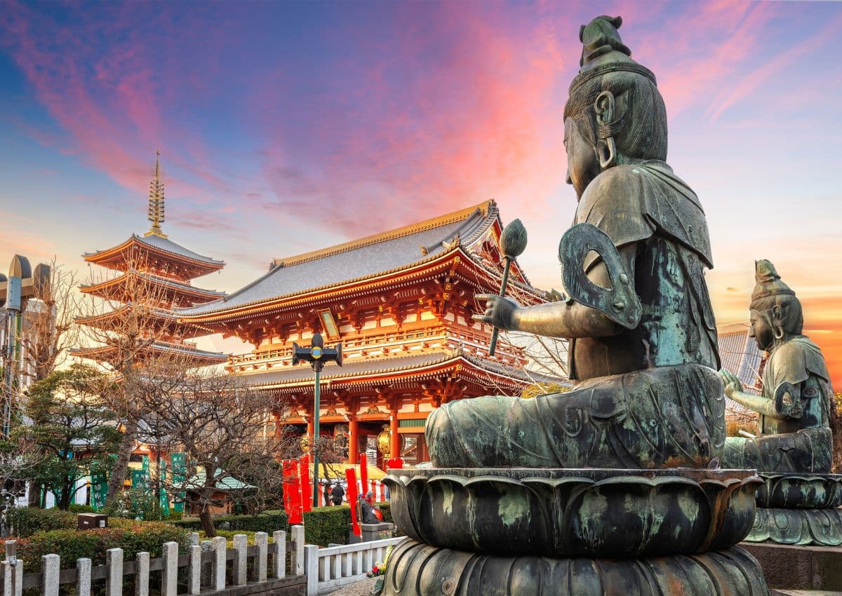 Buddhastatyer framför templet Senso-ji vid solnedgången, Tokyo