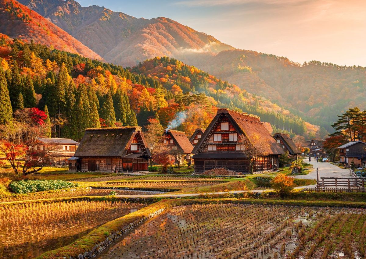 Höstlandskap runt den historiska byn Shirakawa-go i Gifu, Japan.