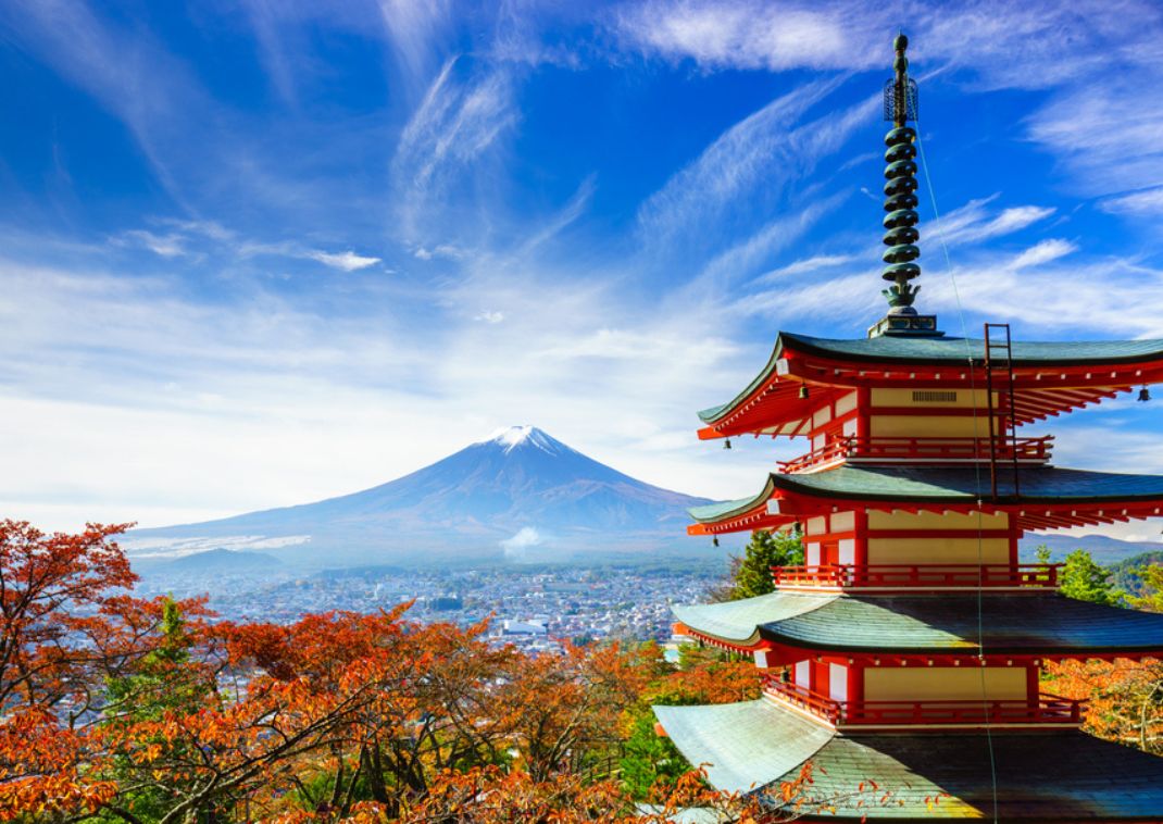 Fuji-berget med röd pagod på hösten, Fujiyoshida, Japan