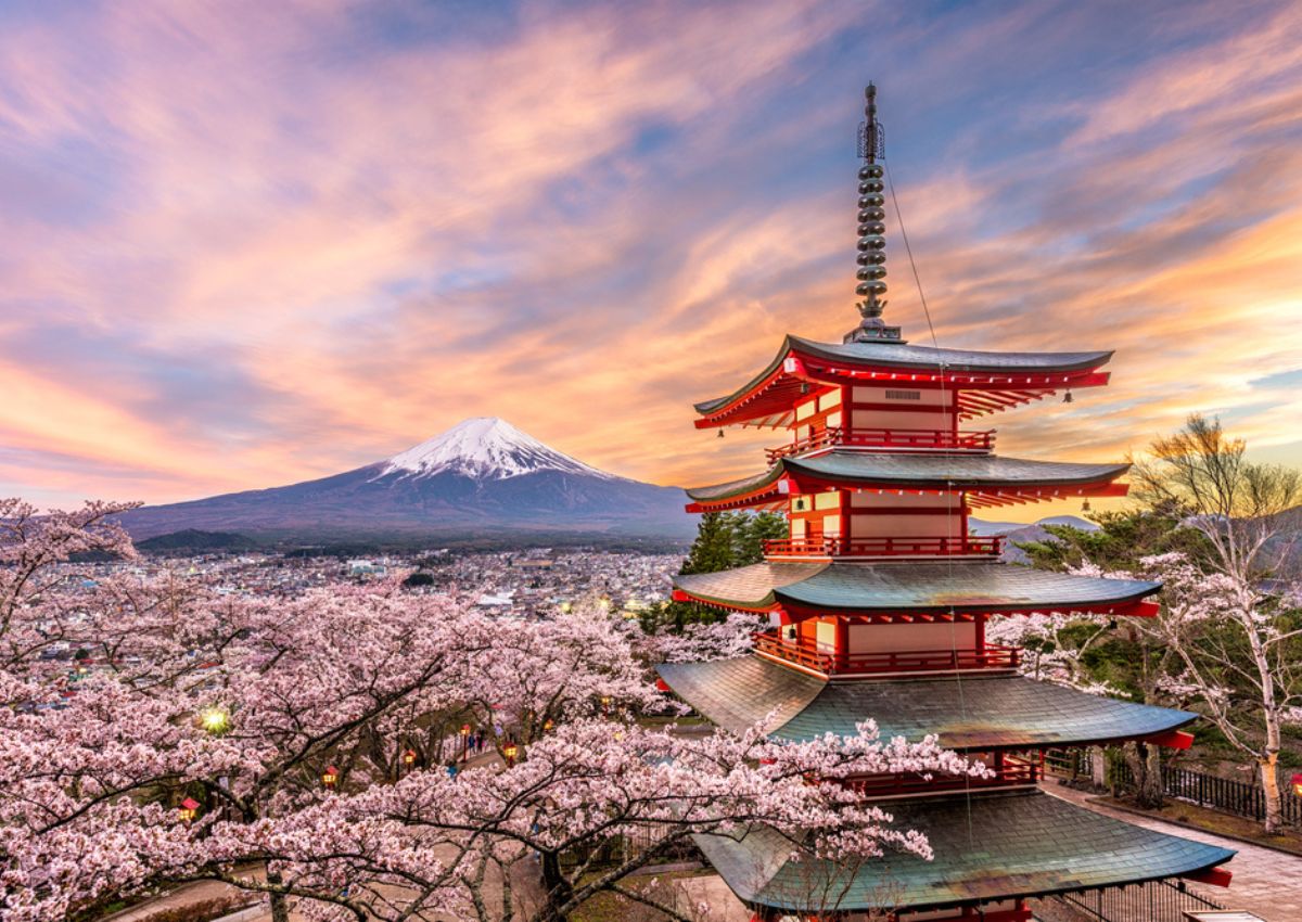 Fuji-berget med röd pagod på hösten, Fujiyoshida, Japan