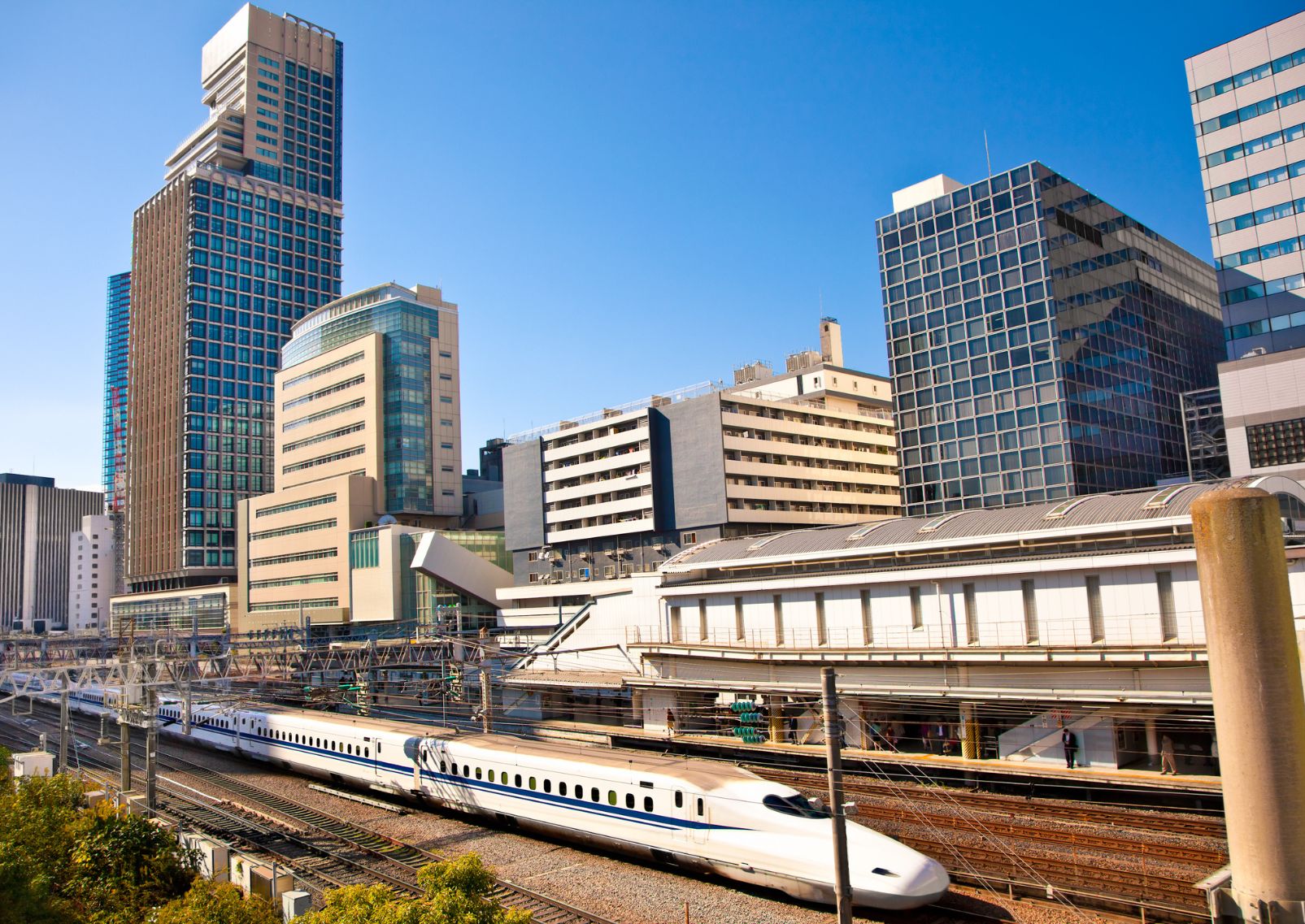 Höghastighetståg som passerar genom Odaiba i Tokyo, Japan