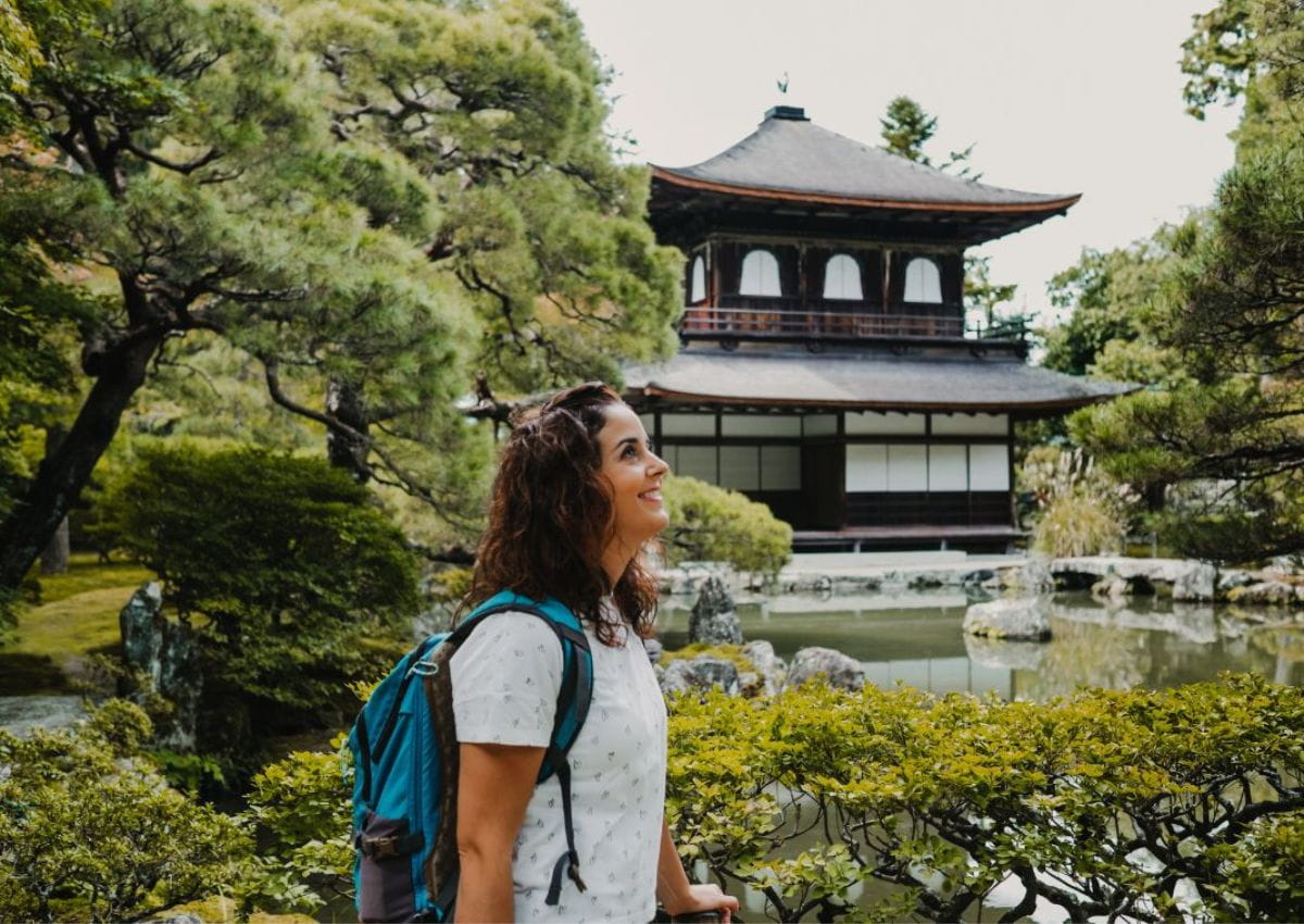 Kvinna vid Ginkakuji-templet i Kyoto