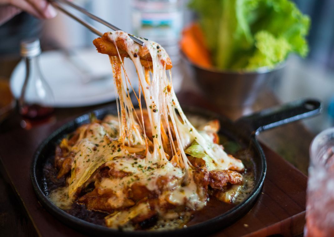 Rykande varm dak galbi med smält ost i panna