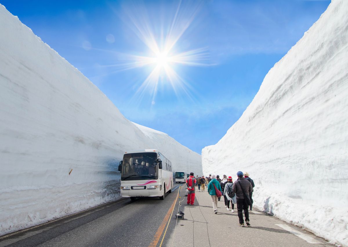 Snöväggen i Tateyama Kurobe – en majestätisk vinterupplevelse under klarblå himmel