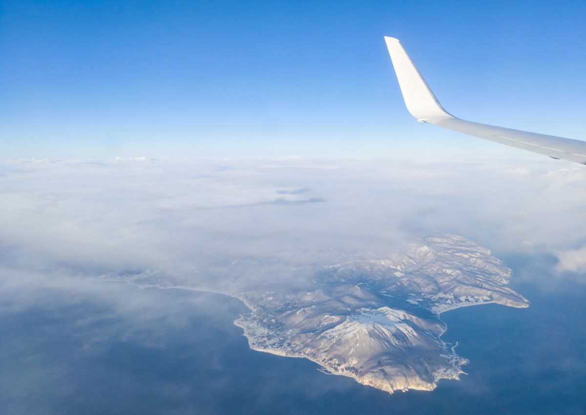 Flygplan över det vintersköna landskapet i Hakodate, Hokkaido