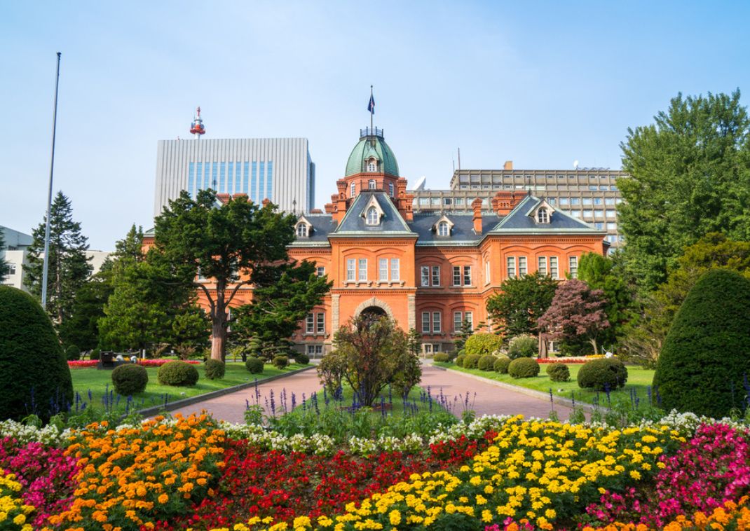 Hokkaidos tidigare regeringskontor i Sapporo på sommaren