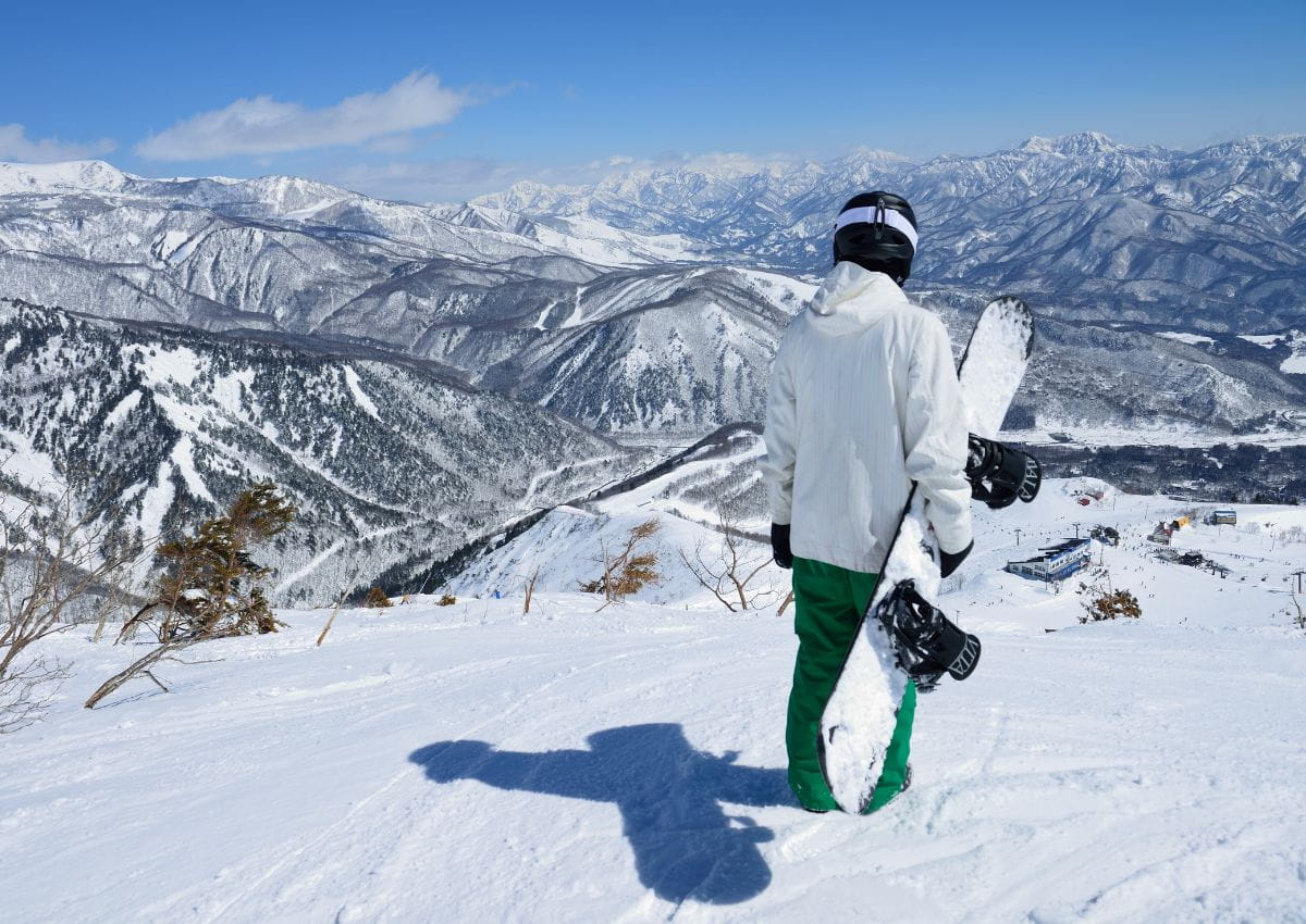 Snowboardåkare i skidorten Hakuba Goryu, Japan