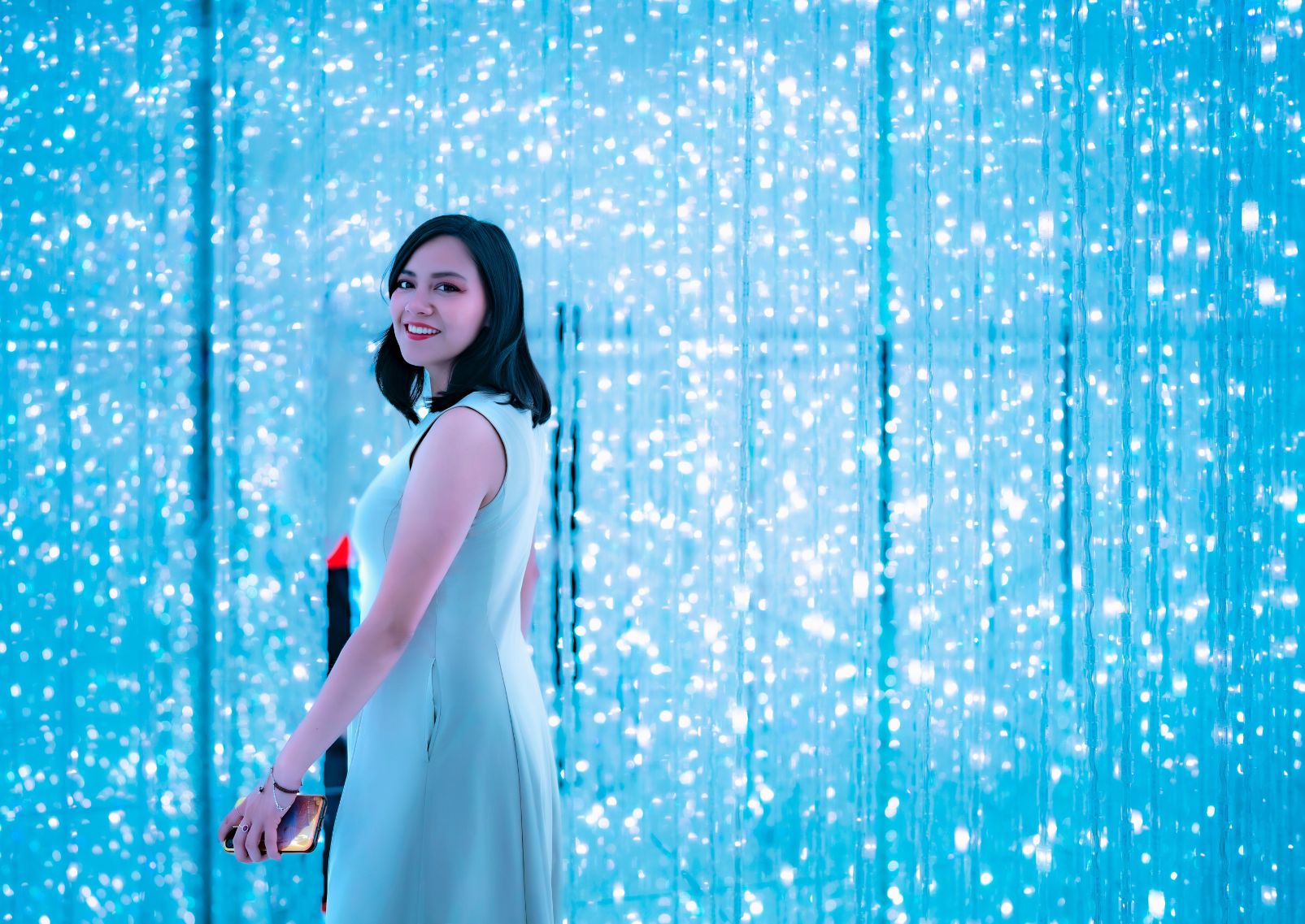 Kvinna vid teamLab Borderless konstinstallation i Tokyo