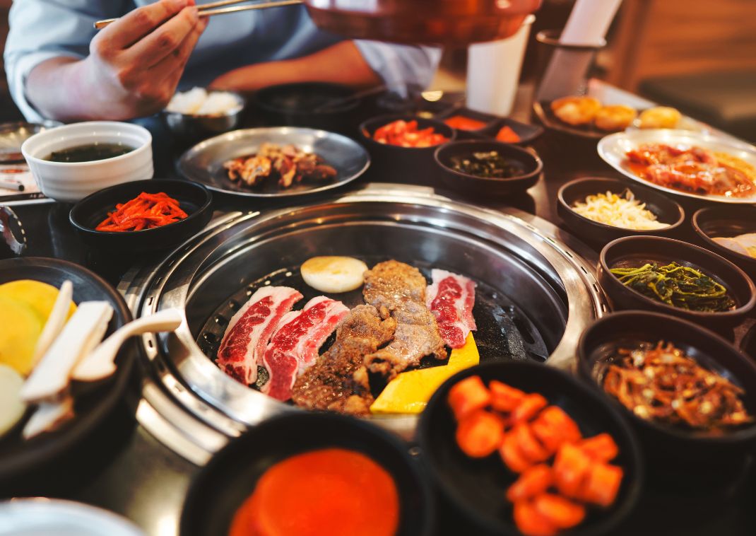 Koreansk barbecue serverad vid bordsgrill i Sydkorea.