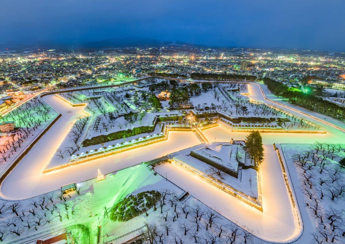 Goryokakuparken i Hakodate – ett stjärnformat fästningsverk upplyst under vinterns snötäcke