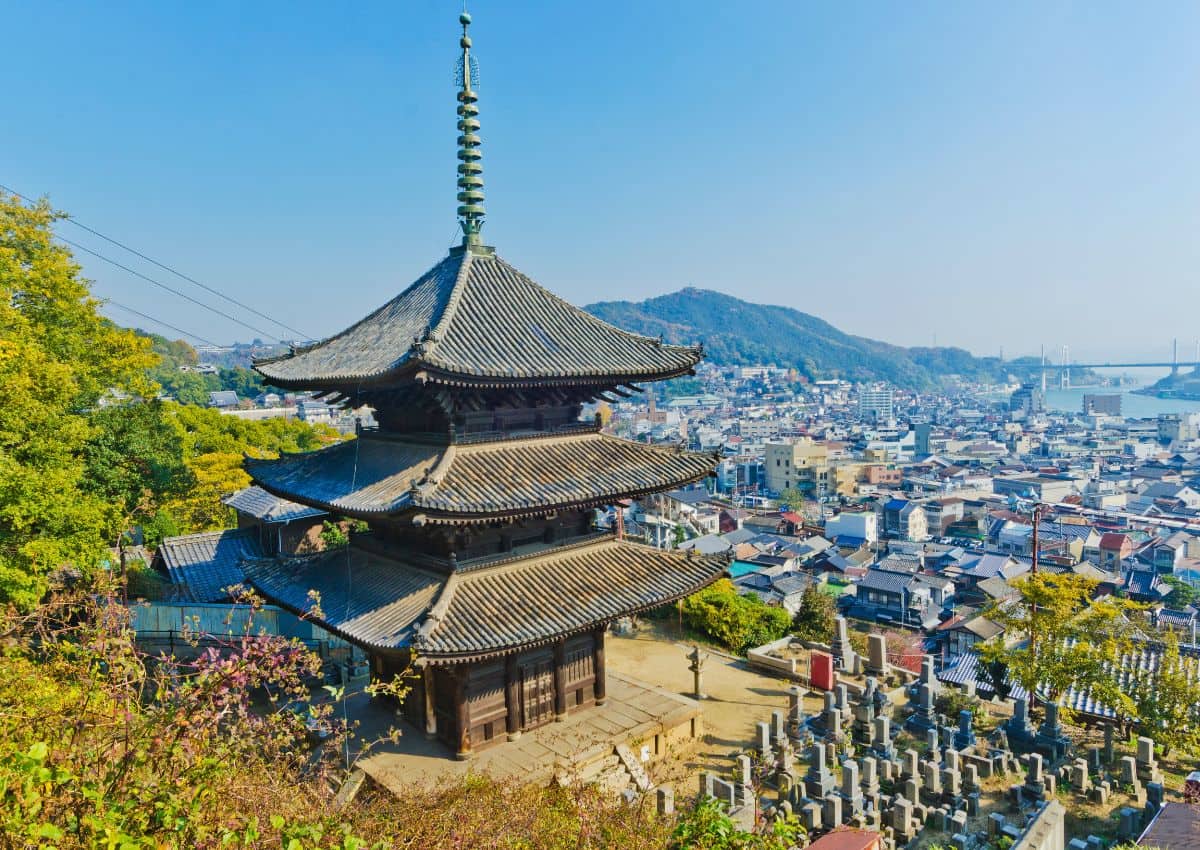 Utsikt över Onomichi med Senkoji templet och stadens historiska gator vid Seto inlandshavet i Japan.