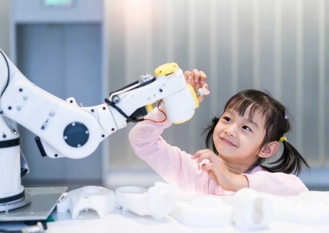 Flicka interagerar med en robot i Japan.