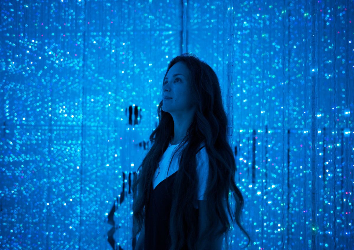 Kvinna på utställningen teamLab i Japan.