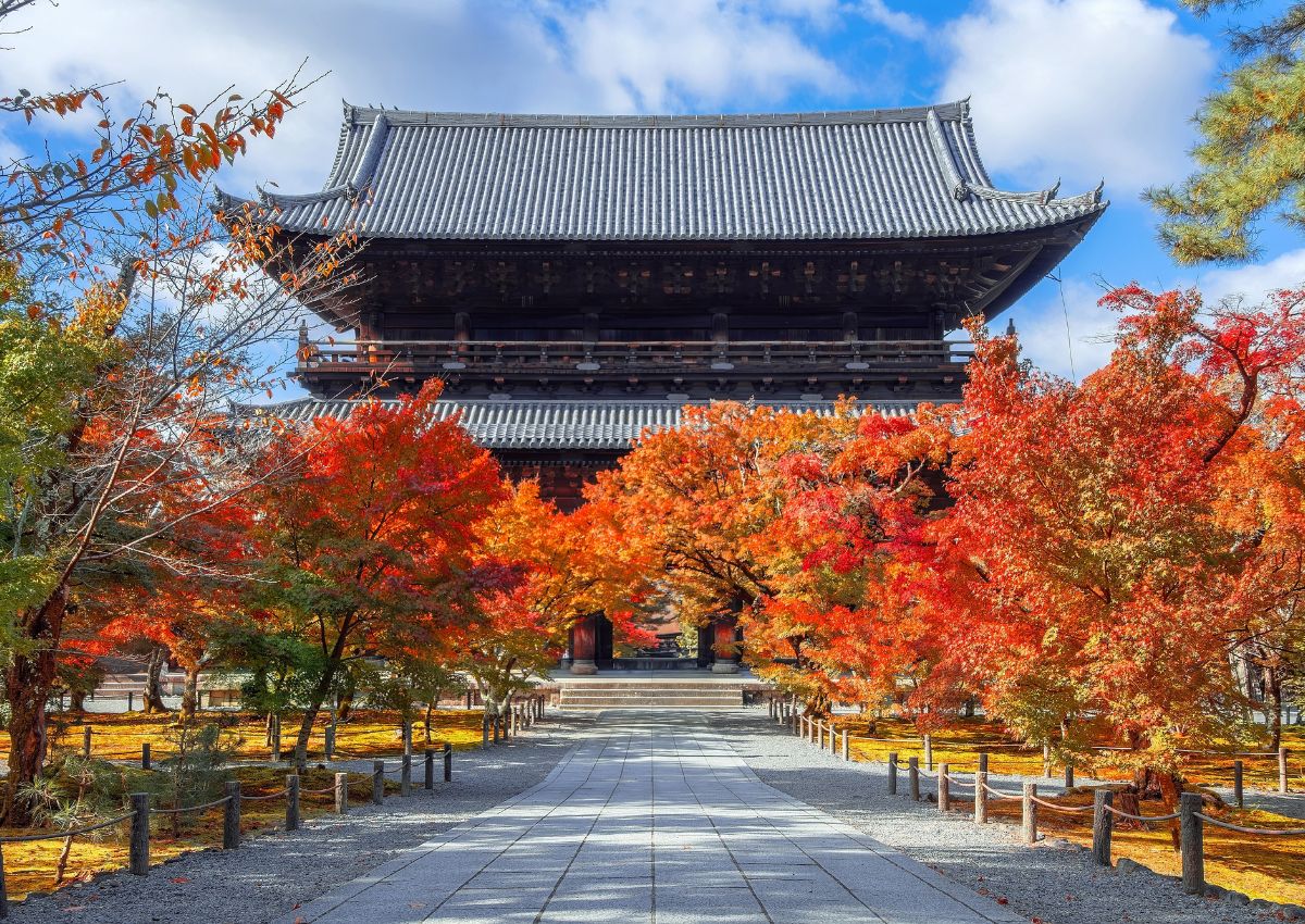Höstfärger runt Sanmonporten vid Nanzenjitemplet i Kyoto.